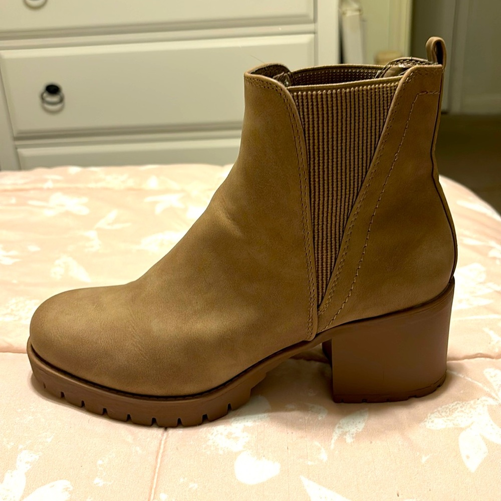 Mia Jody Chelsea Boot - Size 8.0 new never worn!